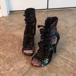 High heel, side zip boots